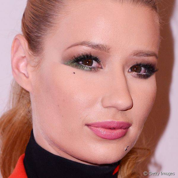 Durante evento realizado em Nova York, no final de 2014, a cantora investiu em olhos gr?ficos verdes e completou o look com uma boa m?scara de c?lios